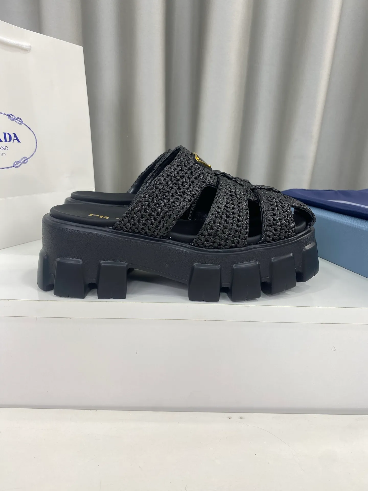 👟👟Ex-factory price 520👟👟 Prada's latest bamboo cage weaving thick-soled triangle buckle sandals☑️ Latest environmentally friendly PP material, fully hand-crocheted, just like knitting sweaters, slow work and meticulous work, retro fashionable thick-soled shoes, with woven uppers, making the whole pair of shoes light and comfortable, bright colors, satisfying various choices for fashionable people with different styles! The iconic metal triangle logo is paired with the shape of ancient beach sandals. Every design element is fashionable! Size: Women's 35-39 (34, 40, custom-made, non-returnable) Full set of counter original packaging